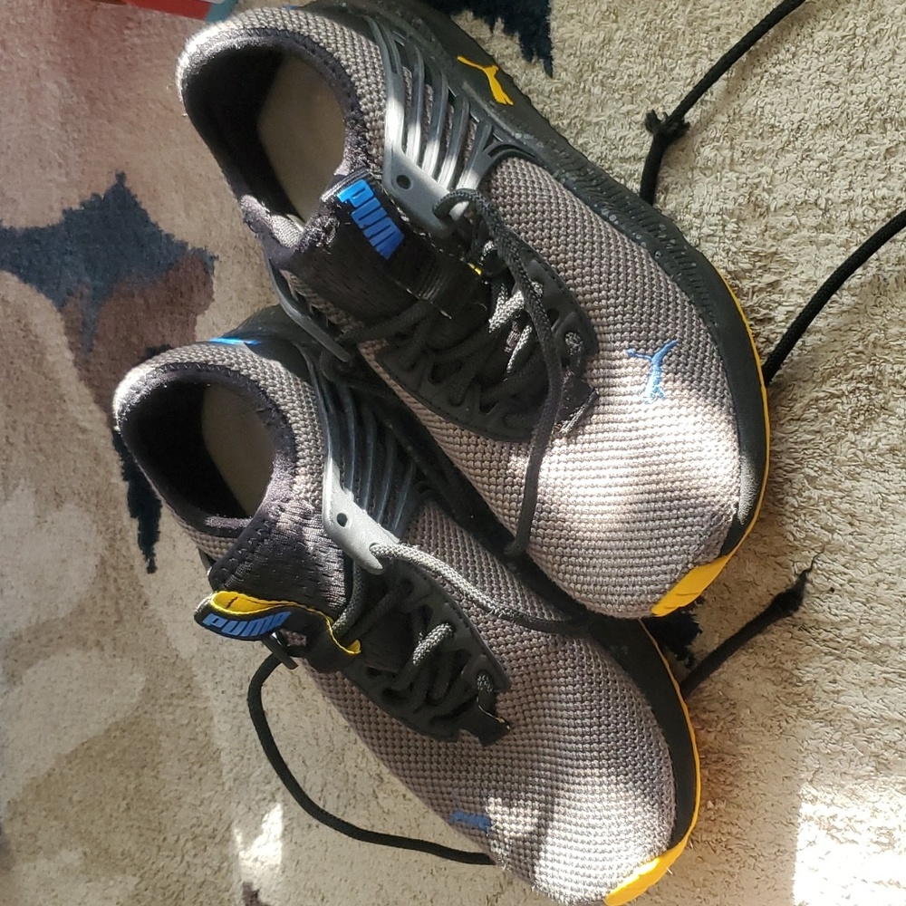 Boys Puma tennis shoes